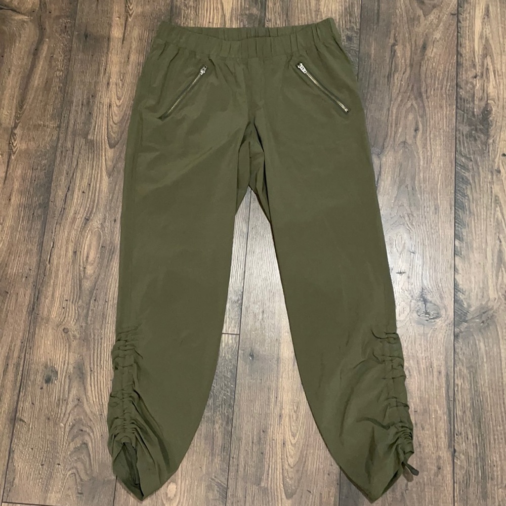 Athleta sz 4 cropped pants army green
